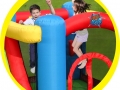 Castello multifunzionale con scivolo, superficie per
saltare,canestro, arrampicata, bersaglio e lancio 
agli anelli.
Divertente e completo per tutti i bambini!